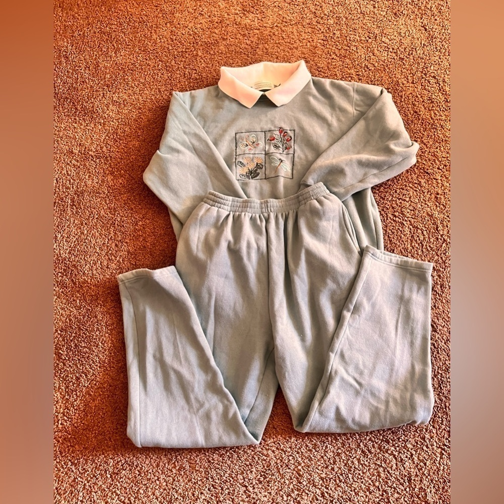 Preowned Shenanigans Women’s sage Green sweatshirt and pants set. Size L